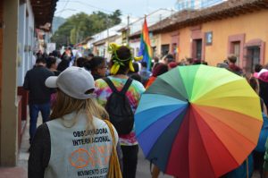 Fredsobservatör på Prideparad i San Cristobal de las Casas, Chiapas, Mexiko