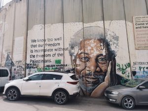 Muralmålning med Nelson Mandela på muren Israel Palestina 2022