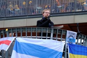 Kristna Fredsrörelsens representant Martin Uggla talade vid manifestation i Stockholm.