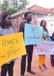 Kvinnor demonstrerar utanför Sudans ambassad i Juba. På plakaten står det "Power to the people" och "Yes to civilian rule"