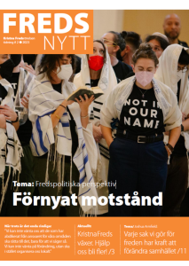 Personer i judiska bönesjalar. De ber och bär t-shirts med texten Not i Our Names.