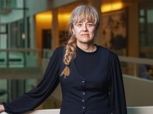 Porträtt Lotta Sjöström Becker, generalsekreterare på Kristna Fredsrörelsen.